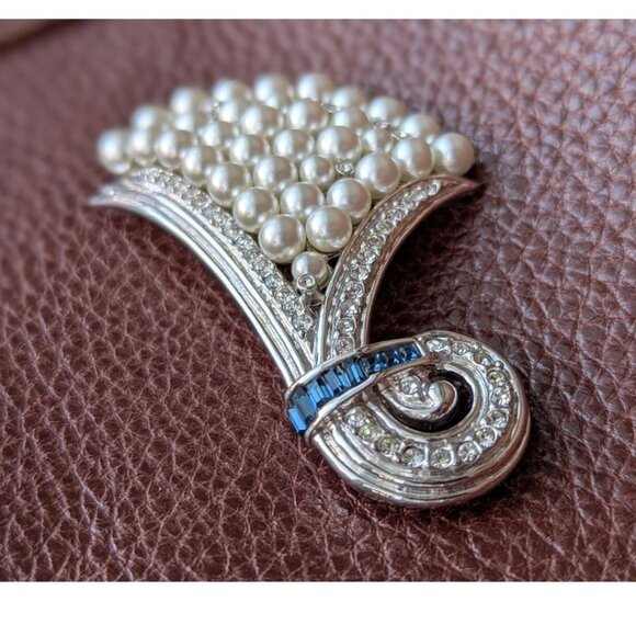 Vintage Butler Signed Silver Tone Faux Pearl Rhinestone Brooch - Picture 3 of 11